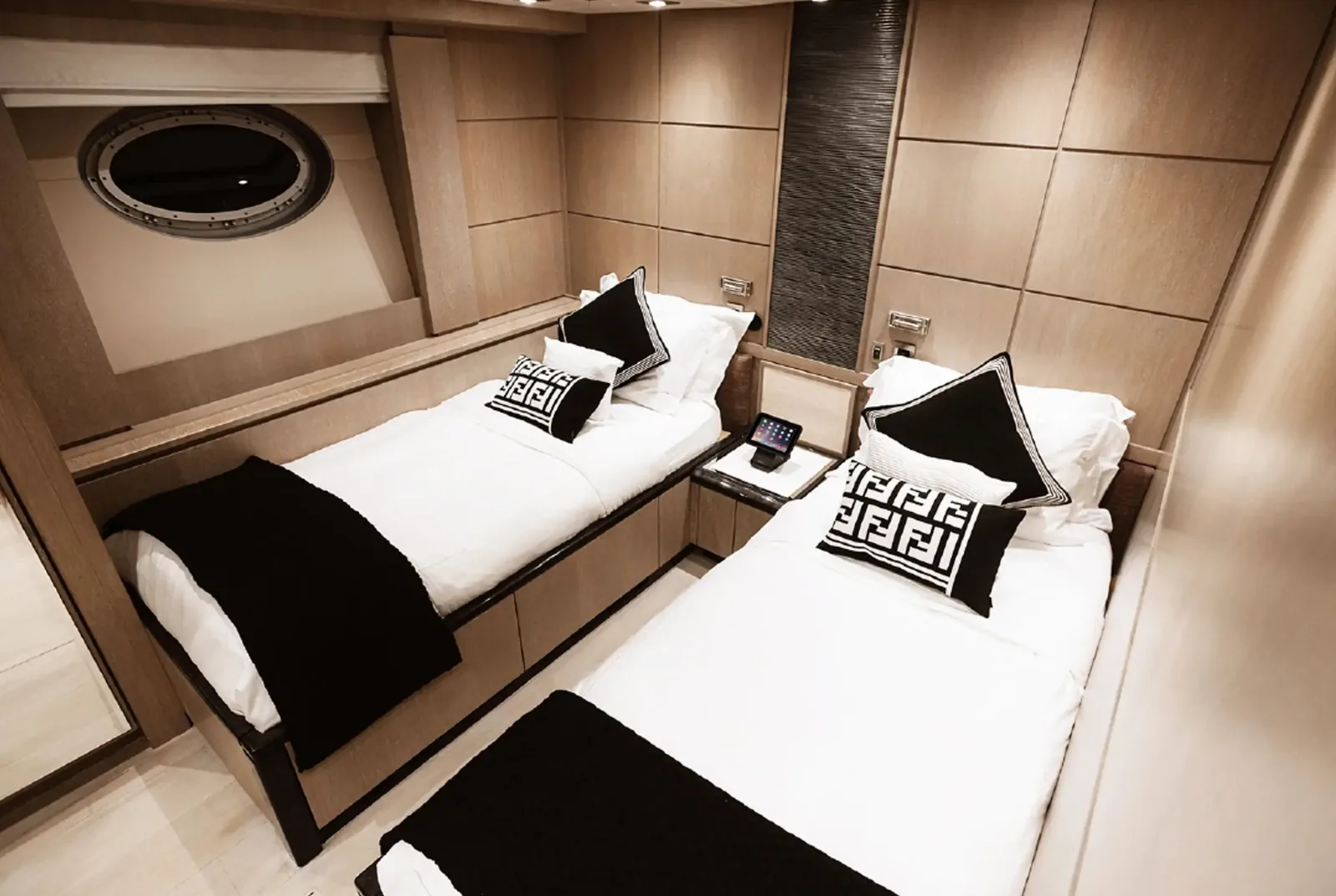 AK Royalty Twin Cabin